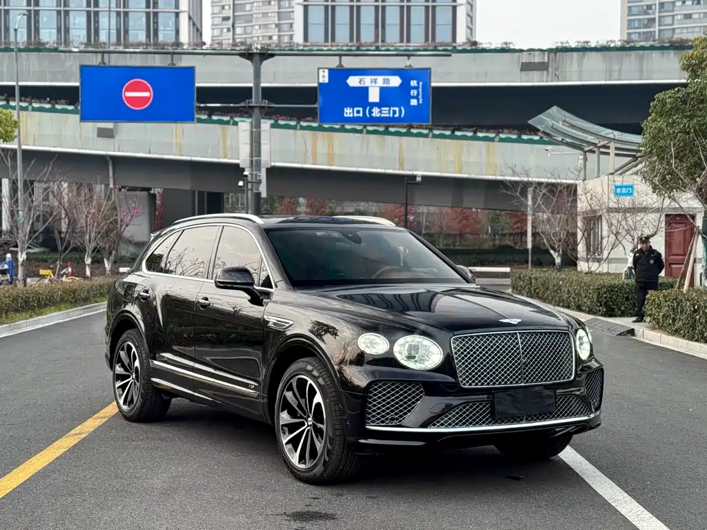 Bentley Bentayga 2021 — фото 2