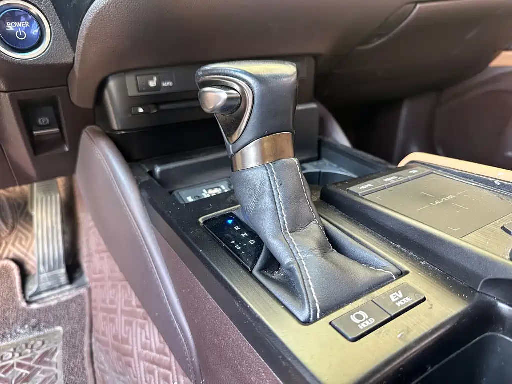 Lexus ES 2020 — фото 11