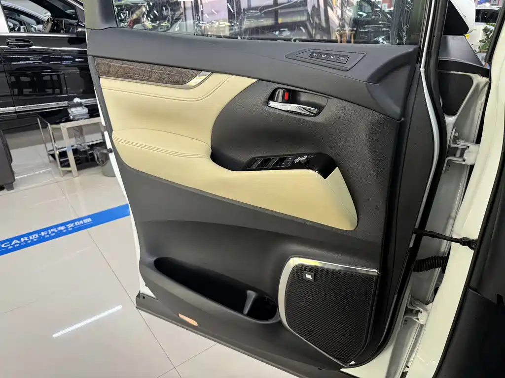 Toyota Alphard 2023 — фото 15
