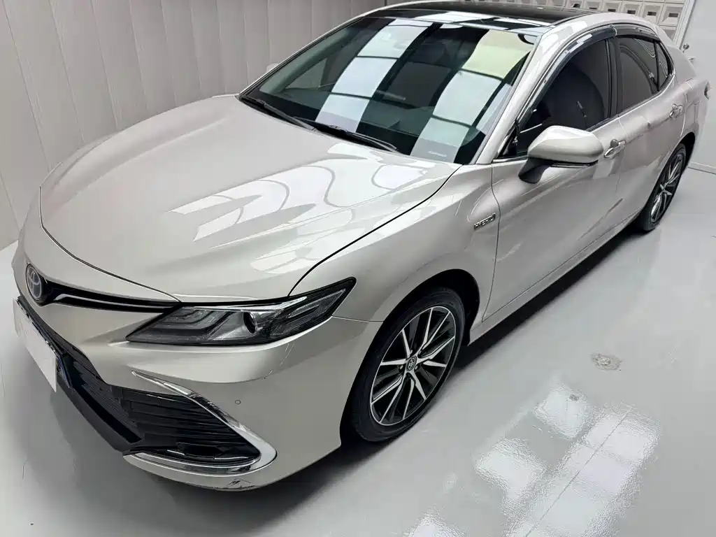 Toyota Camry 2022 — фото 1