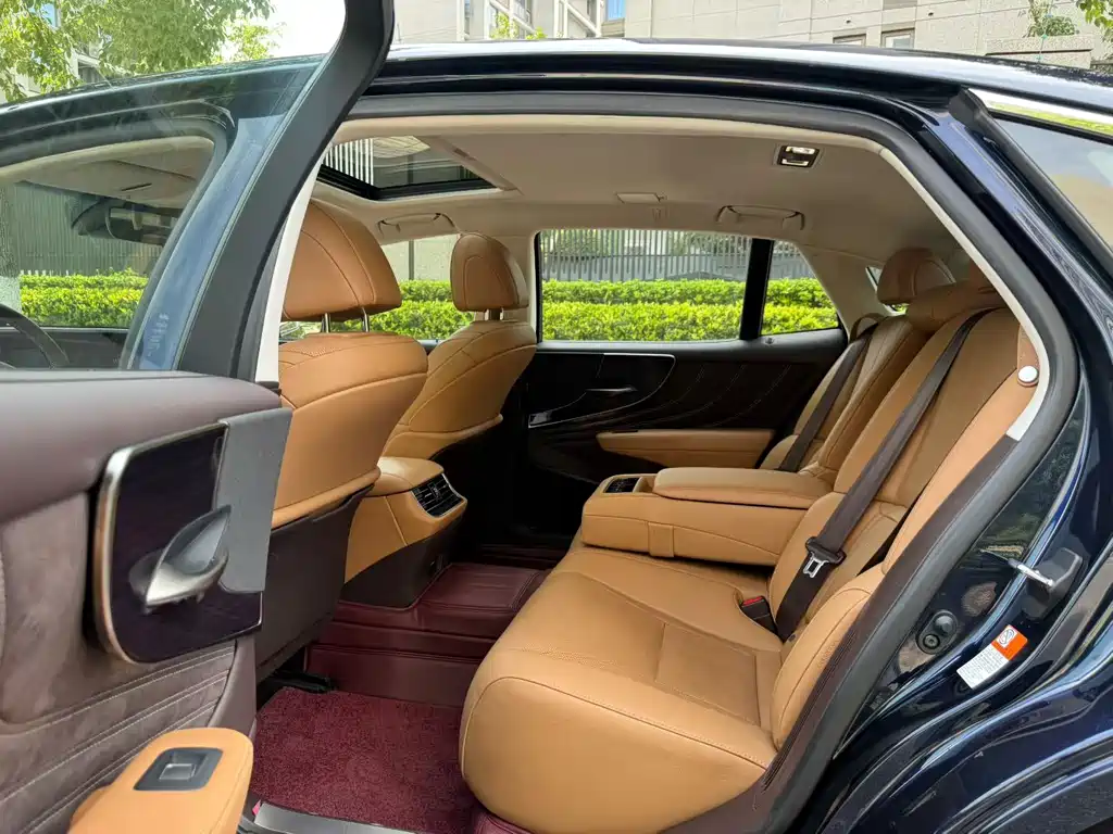 Lexus LS 2020 — фото 10