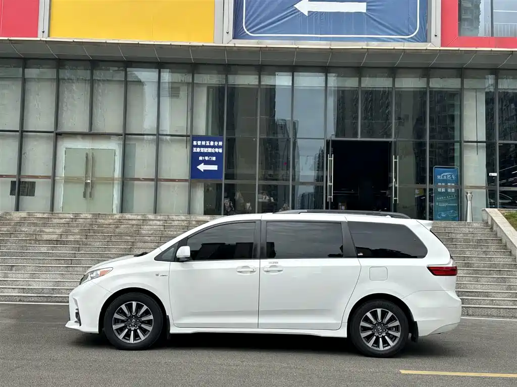 Toyota Sienna 2018 — фото 4