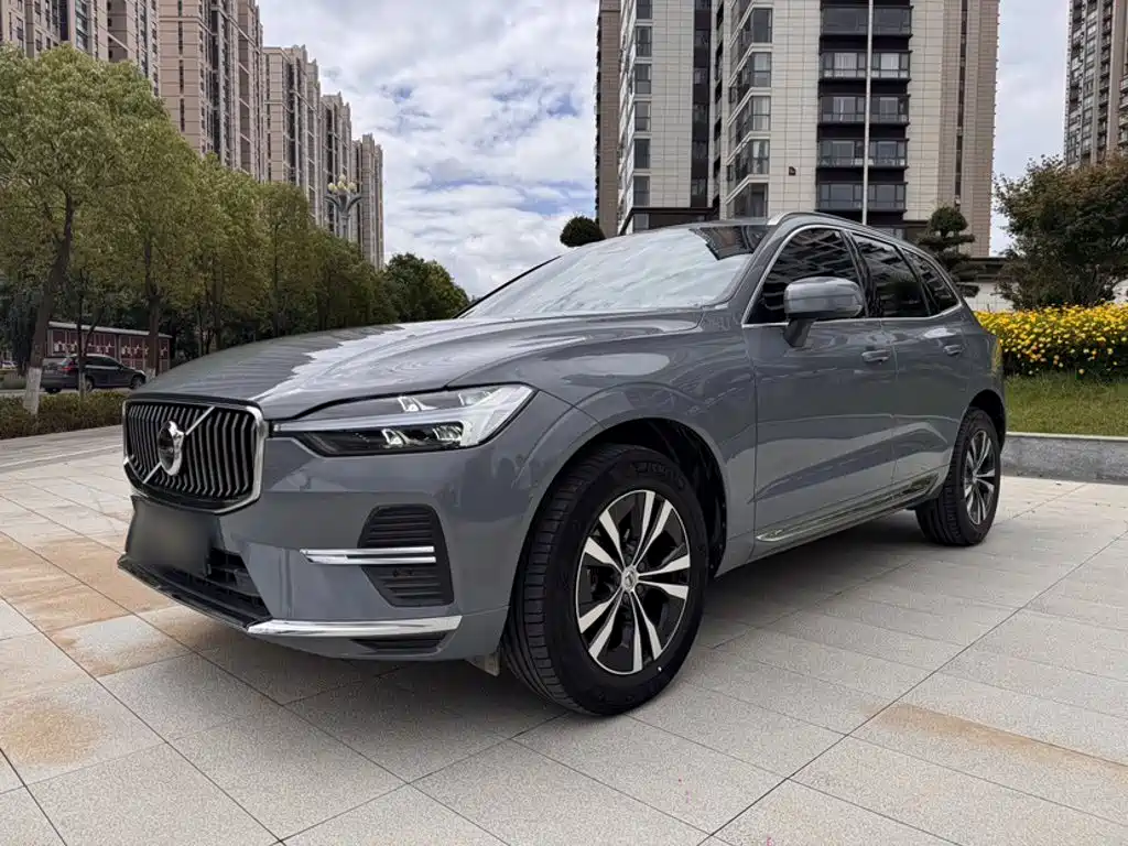 Volvo XC60 2022 — фото 1
