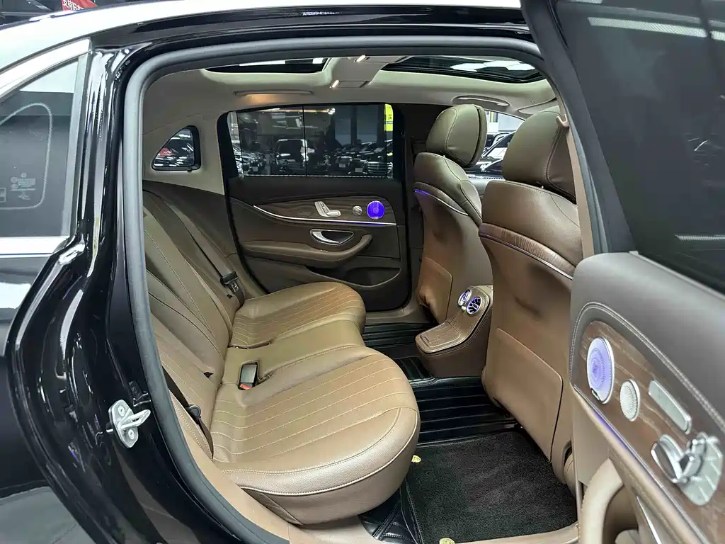 Mercedes-Benz E-Class 2023 — фото 6