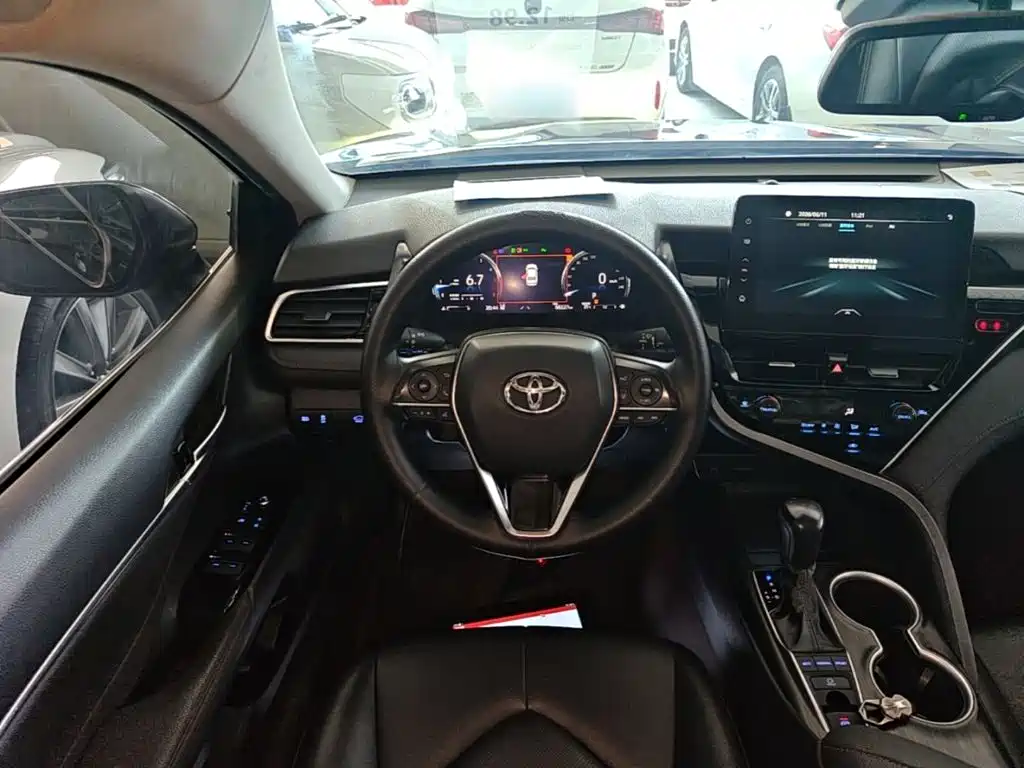 Toyota Camry 2023 — фото 11