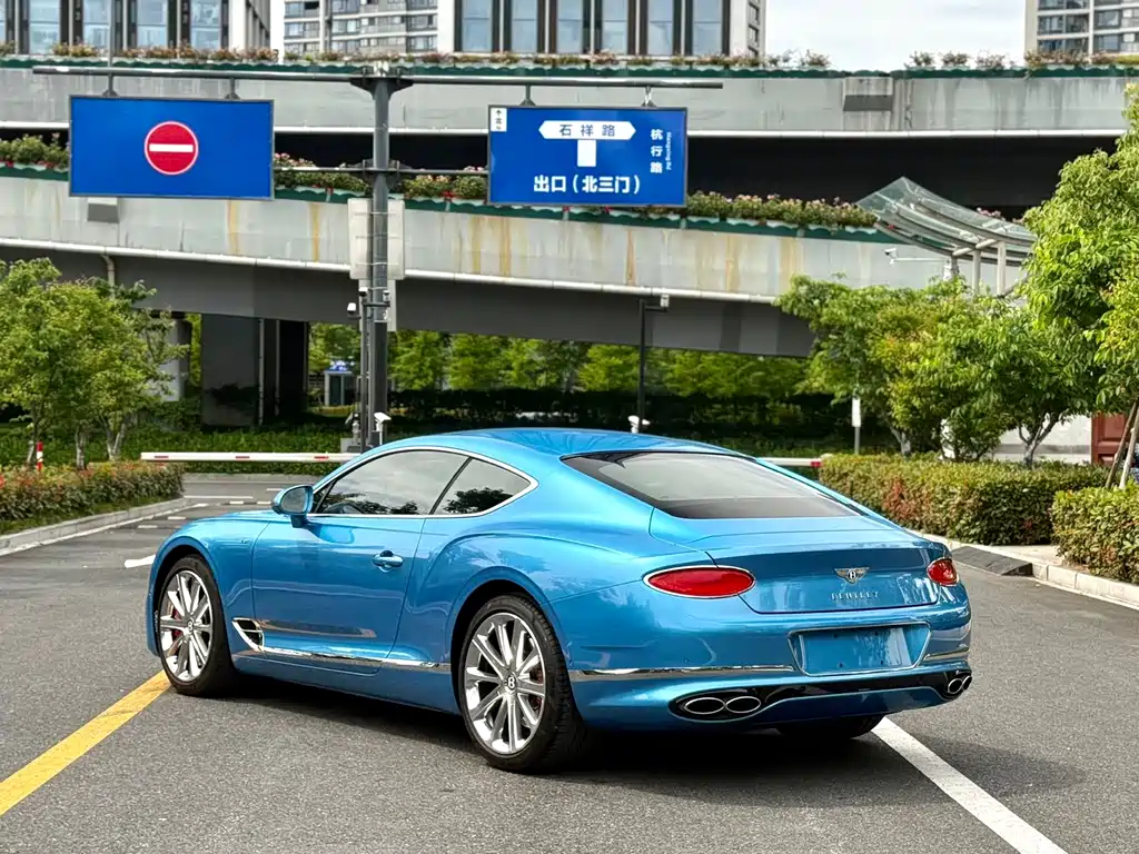 Bentley Continental 2023 — фото 9