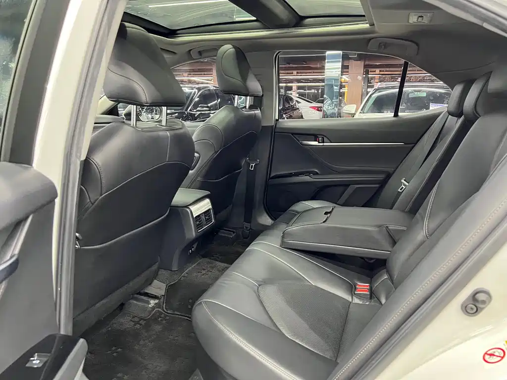 Toyota Camry 2018 — фото 11