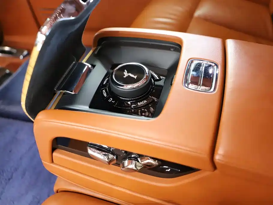 Rolls-Royce Phantom 2019 — фото 14