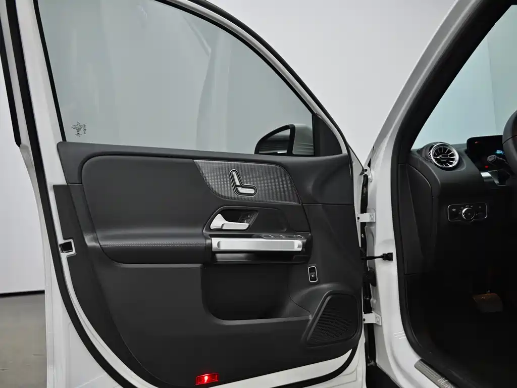 Mercedes-Benz GLB 2023 — фото 18