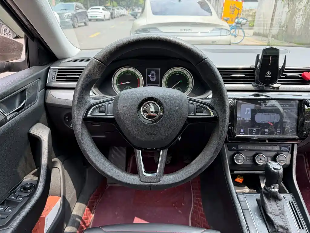 Skoda Superb 2018 — фото 14