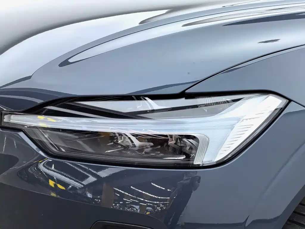 Volvo XC60 2022 — фото 8