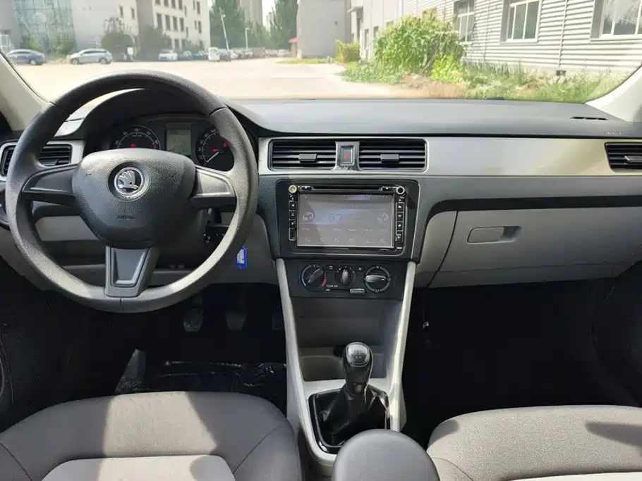 Skoda Rapid 2017 — фото 12