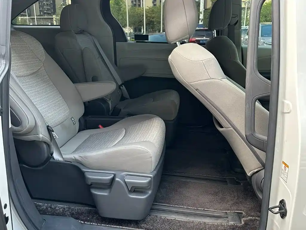 Toyota Sienna 2023 — фото 12
