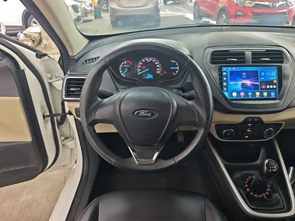 Ford Escort 2018 — фото 11