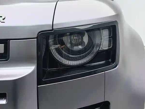Land Rover Defender 2023