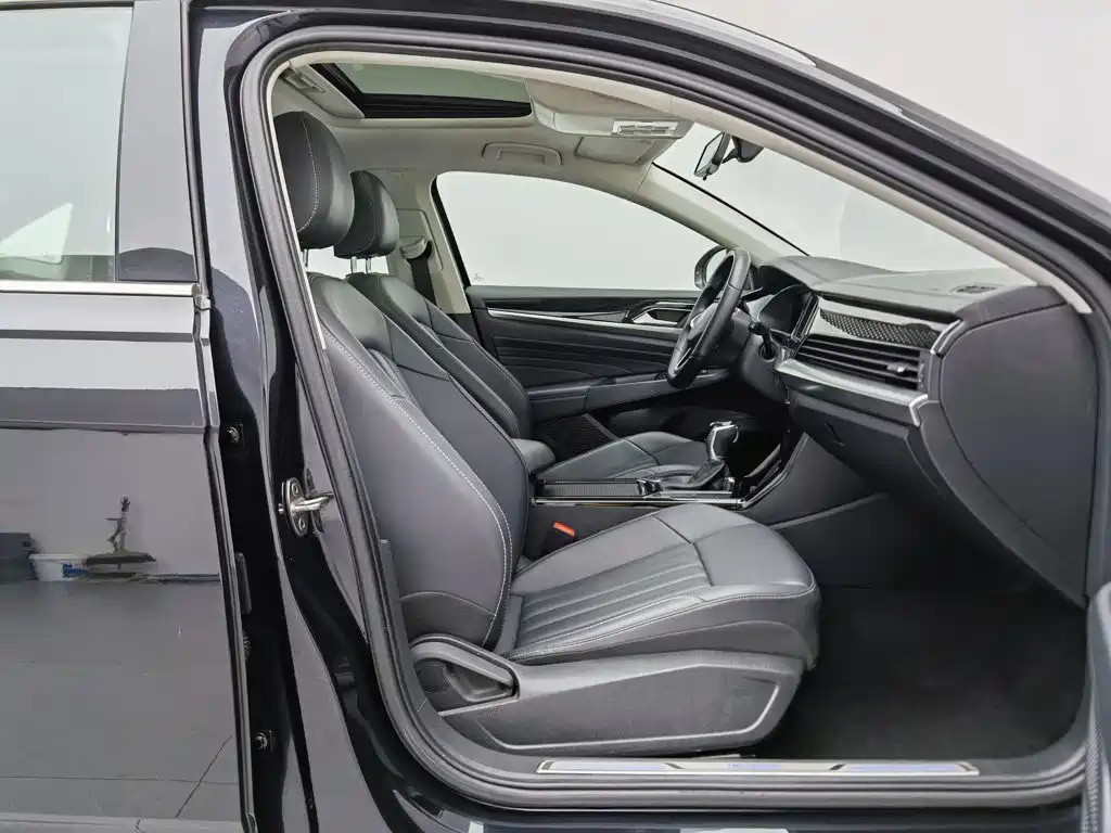 Volkswagen Passat Plug-In Hybrid 2023 — фото 23
