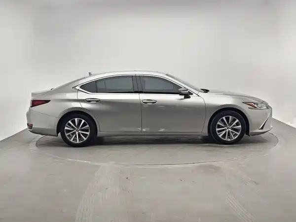 Lexus ES 2019
