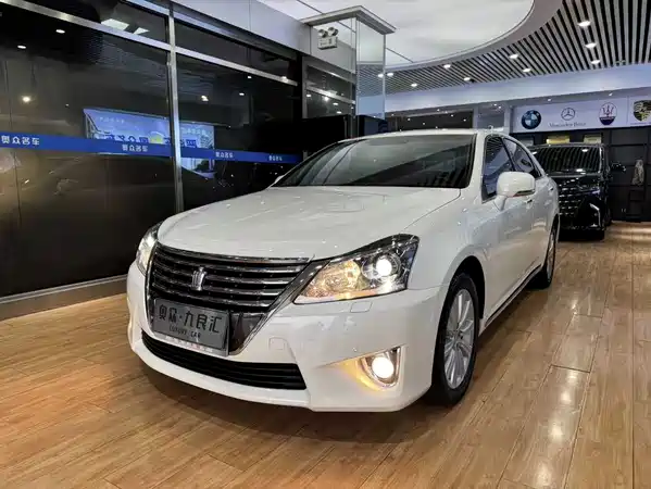 Toyota Crown 2012
