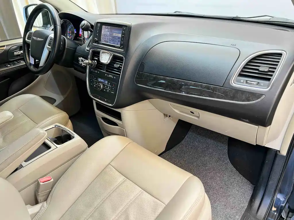 Chrysler Grand Voyager 2015 — фото 15