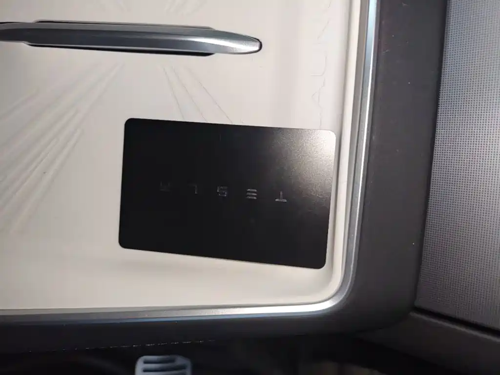 Tesla Model Y L 2025 — фото 9