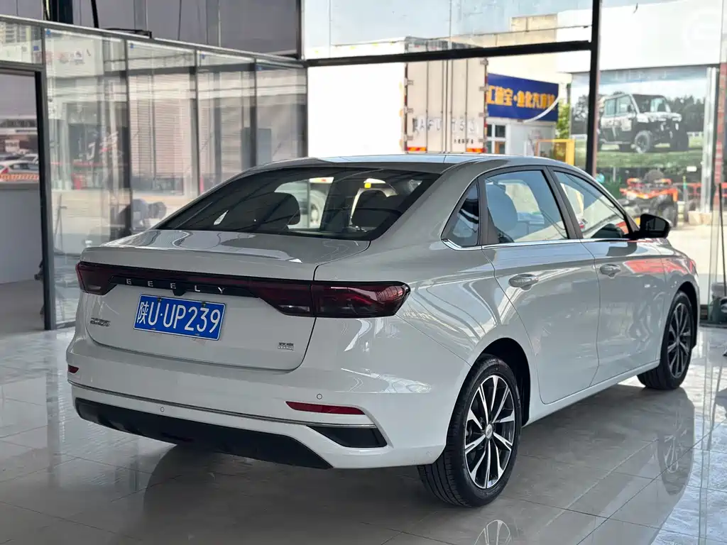 Geely Emgrand 2025 — фото 16