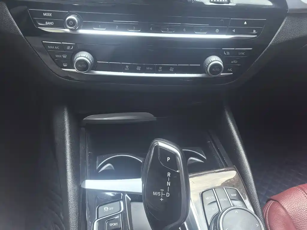 BMW 5 Series 2018 — фото 12