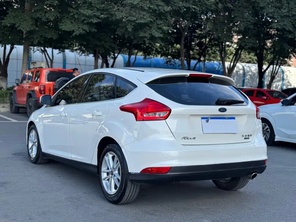 Ford Focus 2016 — фото 12