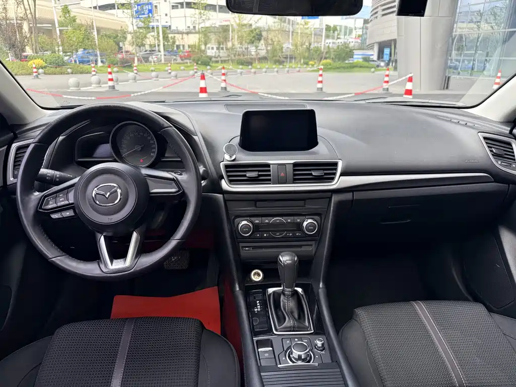 Mazda 3 Axela 2018 — фото 13