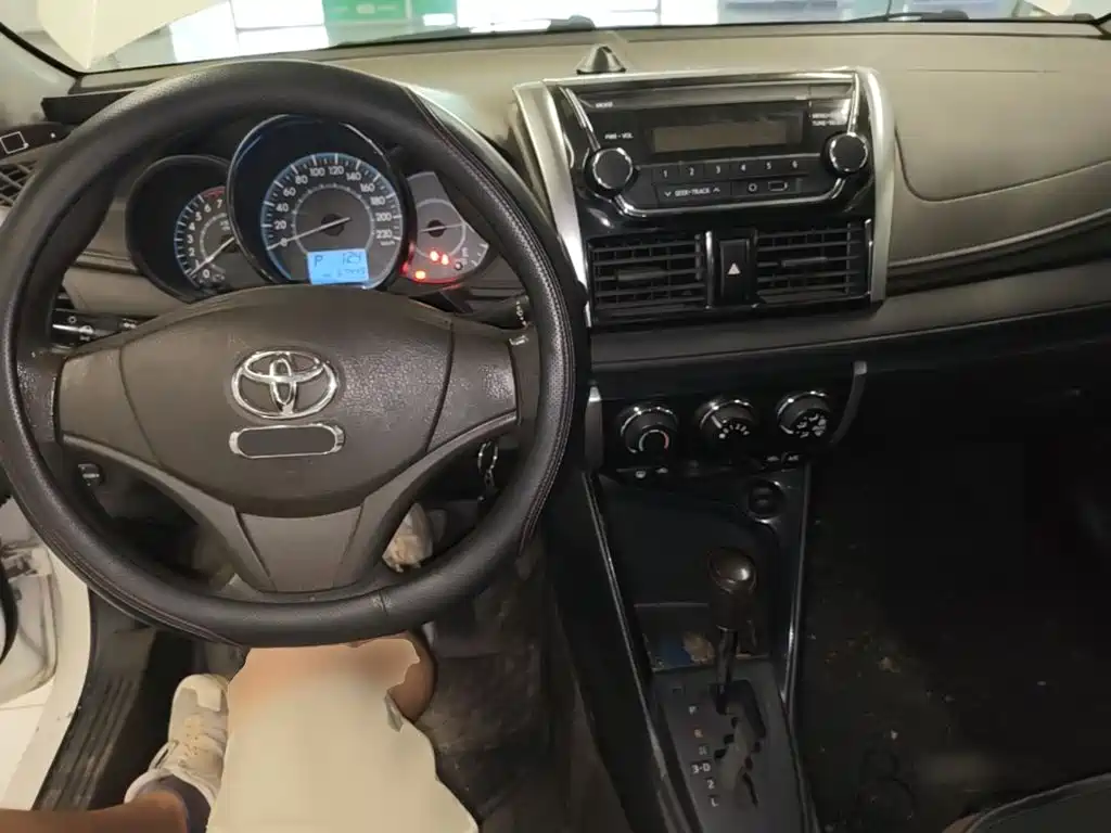 Toyota Vios 2015 — фото 10