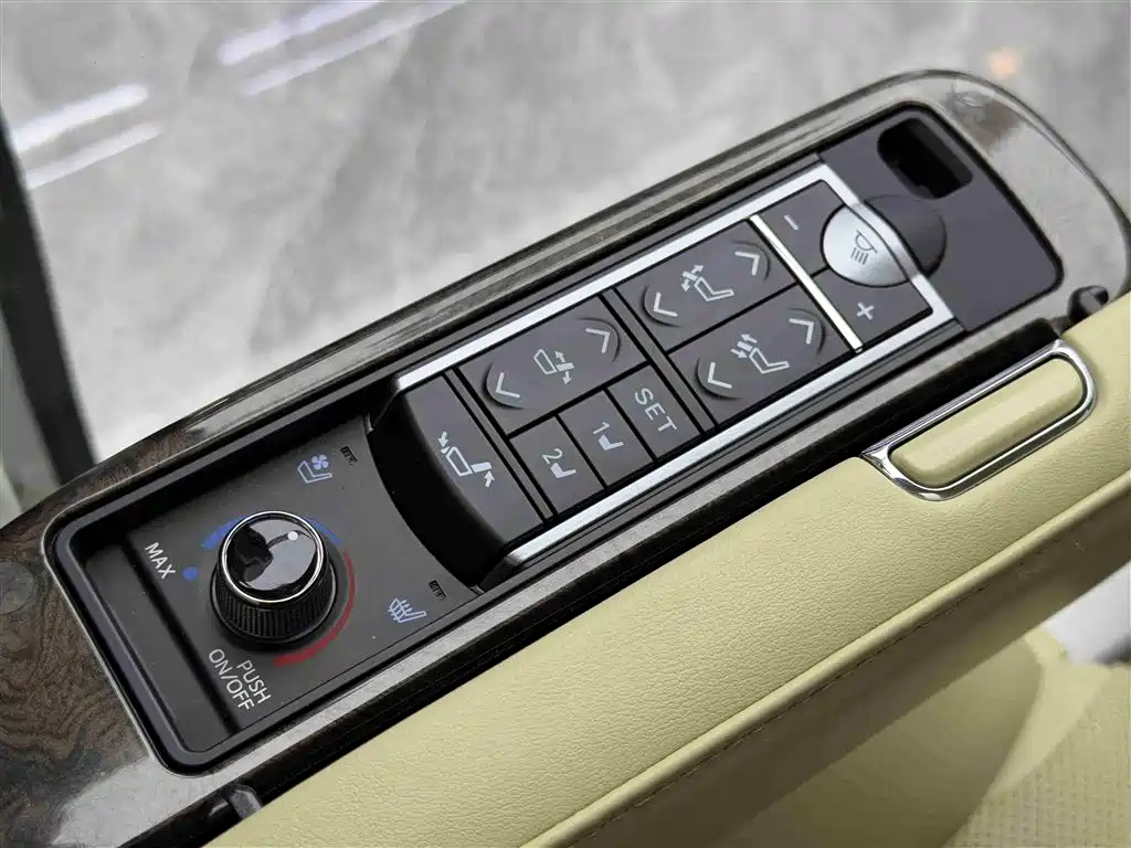 Toyota Alphard 2022 — фото 12