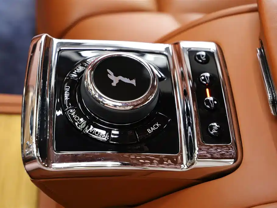 Rolls-Royce Phantom 2019 — фото 16