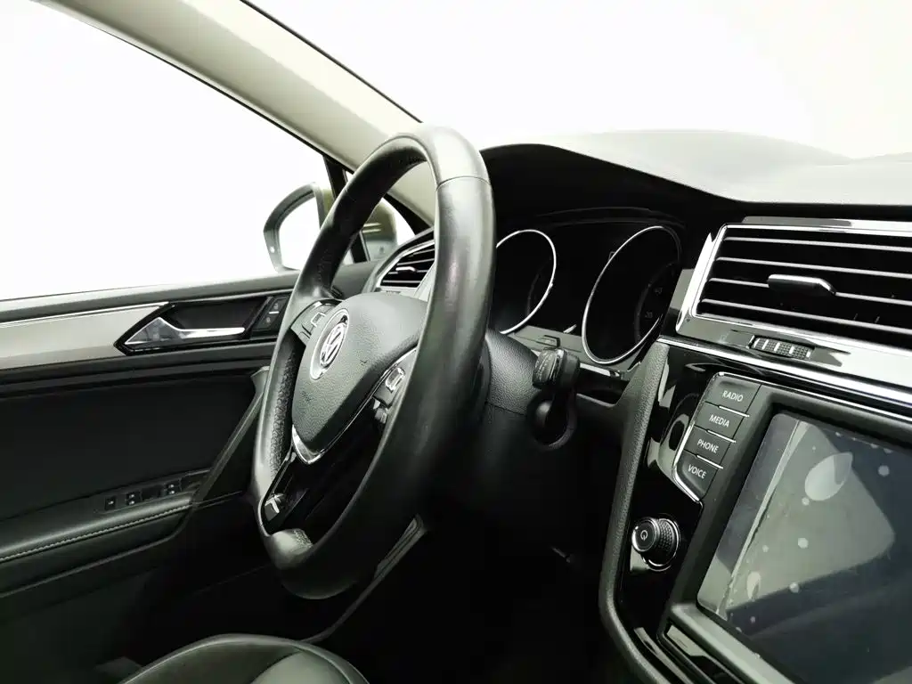 Volkswagen Tiguan L 2017 — фото 22
