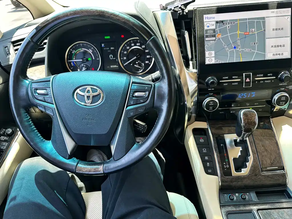 Toyota Alphard 2022 — фото 17