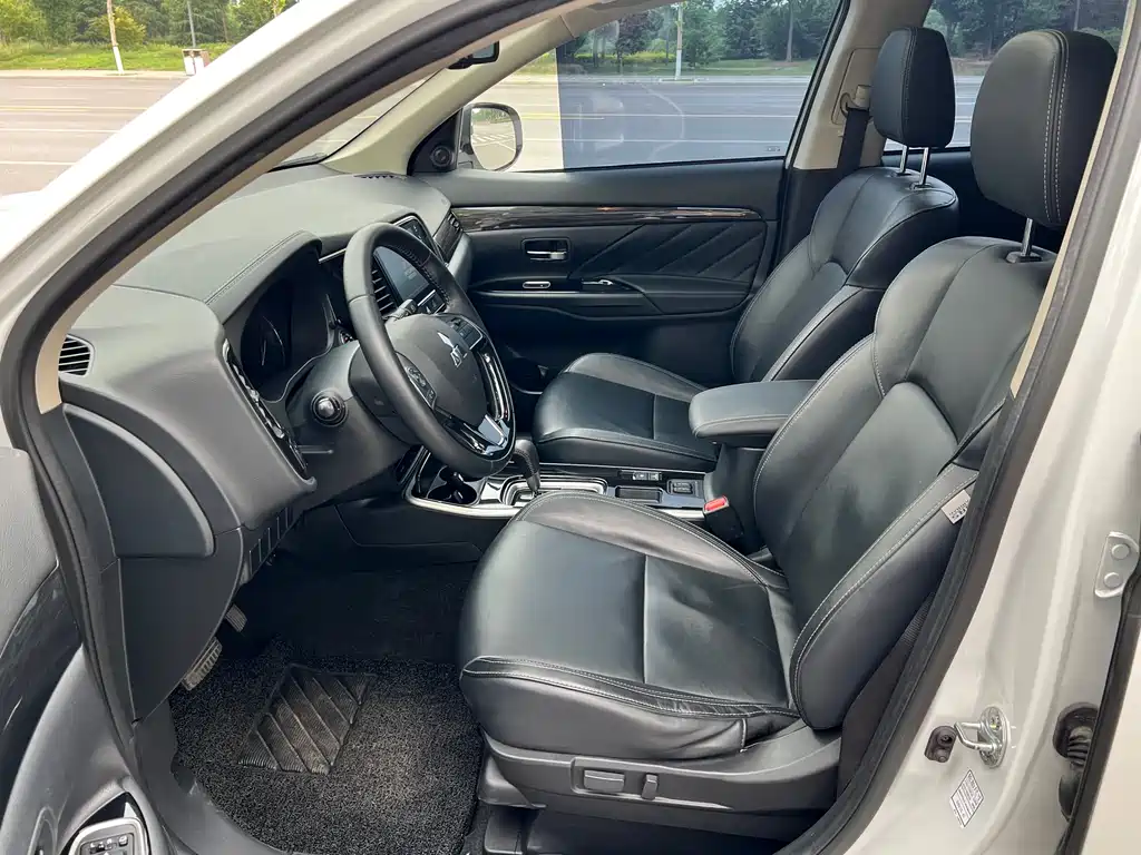 Mitsubishi Outlander 2020 — фото 10
