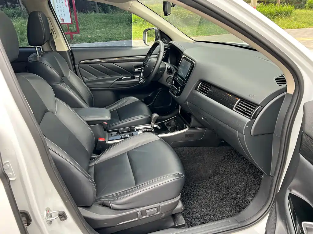 Mitsubishi Outlander 2020 — фото 12