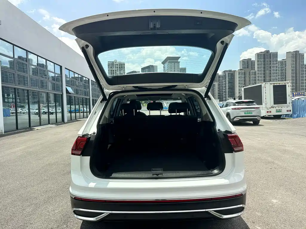 Volkswagen Tiguan L 2023 — фото 14