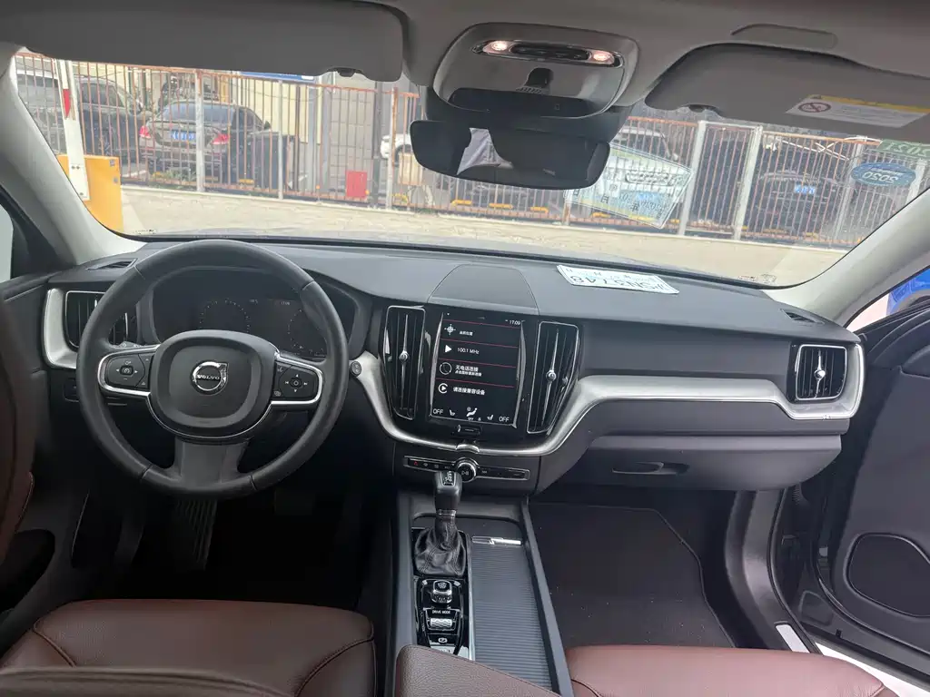 Volvo XC60 2019 — фото 12