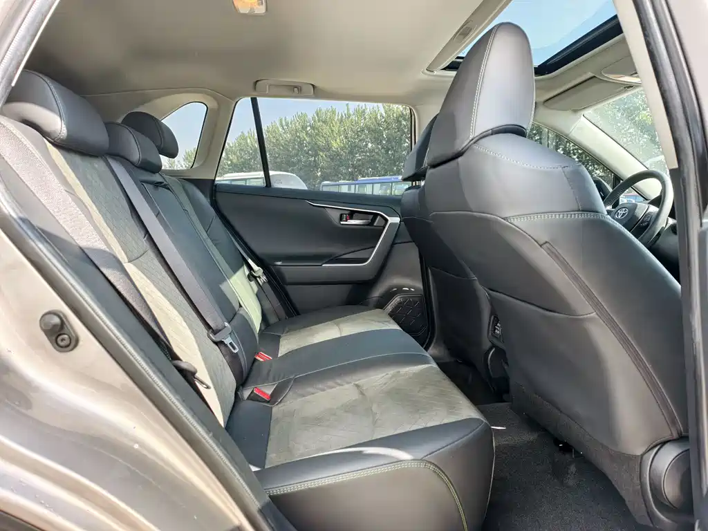 Toyota RAV4 2023 — фото 14