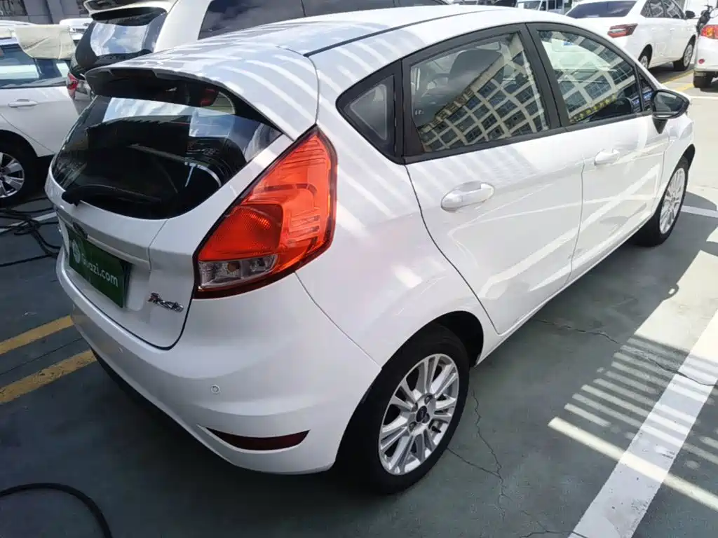 Ford Fiesta 2014 — фото 7