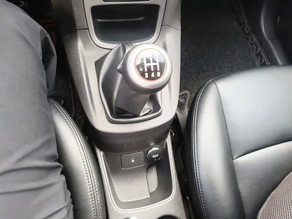 Ford Fiesta 2014 — фото 14