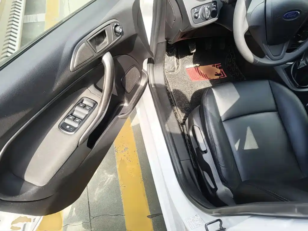 Ford Fiesta 2014 — фото 16