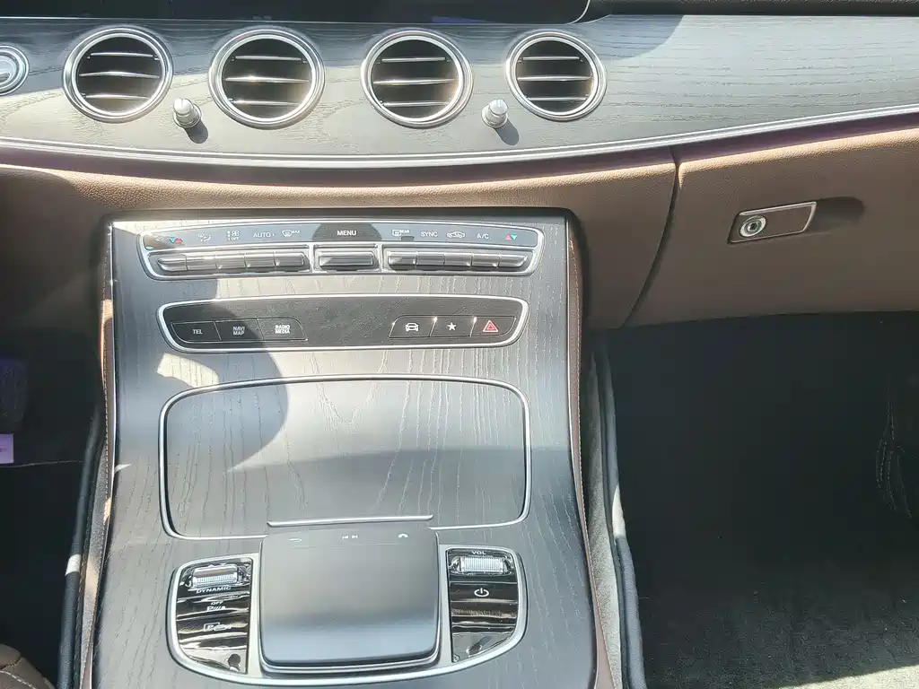Mercedes-Benz E-Class 2023 — фото 9