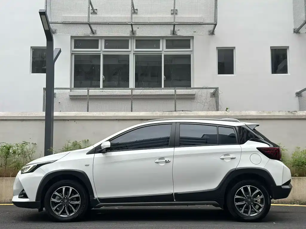 Toyota Yaris L 2023 — фото 3