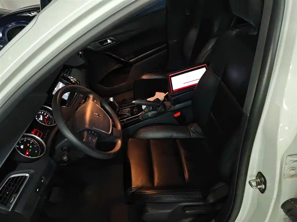 Peugeot 508 2014 — фото 11