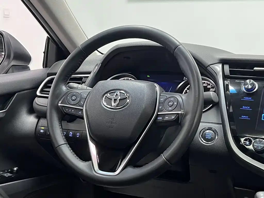 Toyota Camry 2019 — фото 16