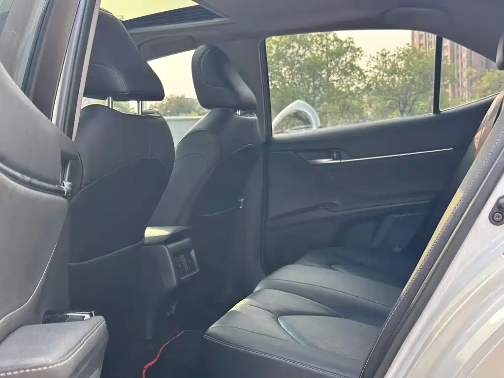 Toyota Camry 2018 — фото 17
