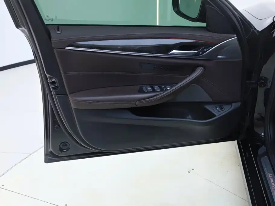BMW 5 Series 2022 — фото 16