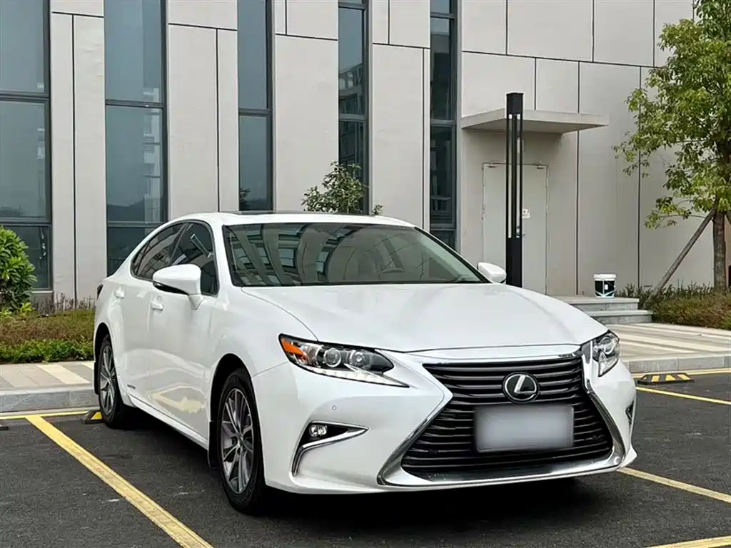 Lexus ES 2018 — фото 25
