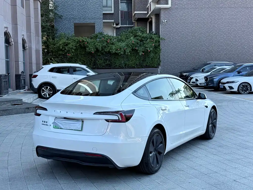 Tesla Model 3 2025 — фото 9