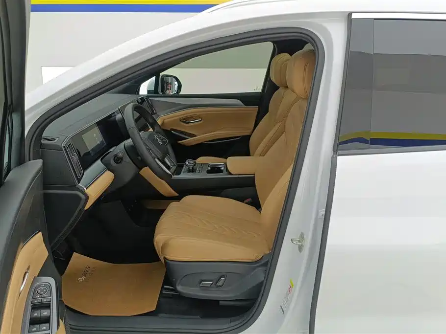 BYD L DM-i 2024 — фото 9